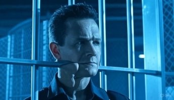 Теннисист пробил сквозь сетку во время матча