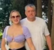 Какой бизнес? Какое развитие? 

Мужик, седина в бороду - бес в ребро. 
Влюбился в девку, вдвое моложе. 
Она, решила, что вытащила счастливый билет. 
Ага. Богатый бизнесмен, в ней души не чает. 

Сама налево бегает так, что мужику кальция не хватает. 
Привыкла к красивой жизни. 
А тут облом, вместо "уехать и жить на Мальдивах", благоверный денюжку отдаёт на нужды бойцов. 
Вот это её и возмутило. 
А ума то нет. 
Не поняла, что мужик, хоть и добрый и терпел все её выходки, но просто так, успешным бизнесменом не становятся. 
Чаша терпения мужика переполнилась и он пошёл на принцип. 

Теперь она будет сосать у того студента в общаге. 

Думается, мужик подключит все свои связи и детей себе заберёт. 
Ну или экспертиза докажет, что не от него. 
Хотя он и обещал их не бросать.