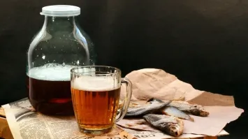 Типа, приносишь домой баночку пивка и попиваешь из стыренной в пивбаре или у бочки кружки? Прикольно было в СССР.