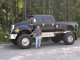 А чо он на такой мелкой машинке ездит??? Брал бы уже Ford f-650.....