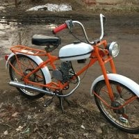 Примитивный дырчик с одной передачей и отсутствием коробки, смазка коленвала шла от масла в бензине. Надежный, малые на нем катались целыми днями. Помнится с бензином вообще проблем не было, подойти к любому шоферу грузовика, попросить и тот плеснет полведра. А этот аппарат употреблял максимум два литра на сотню. Катайся куда хочешь, на рыбалку, просто по городу. Летние каникулы то длинные были, останавливали лишь для того , чтобы немного остыл цилиндр, а потом дальше.