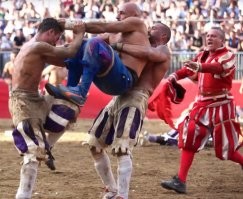 Флорентийский кальчо   командный вид спорта, один из «предков» современных футбола и регби. Мяч изготавливается из кожи, набитой козьей шерстью, по размеру близок к баскетбольному. Игра осуществляется на песчаном поле, 50х100 метров.