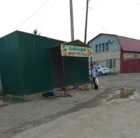 Полное соответствие:
Лежат два овоща и фрукт на них смотрит