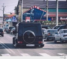 Зачем ему так высоко залезать каждый раз в машину?! )