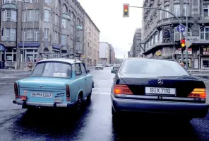 6. Одноклассник в в самом начале 90ых гонял тачки из Германии через Польшу. Охранял его пару раз на авторынке по дружбе с табельным стволом. Так вот он говорил, что на границы Германии и Польши Трабант за 70 марок отдавали.