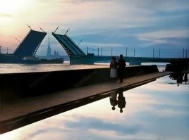 Я не понял этого снимка. Отражение на изумительно ровном зеркале - как так. Такое впечатление, что вся мостовая Адмиралтейской набережной затоплена водой. Ни вариант наводнения, ни остаток воды после ночных поливальных машин не объясняет такого "зеркала". Похоже на зачатки фотошопа.