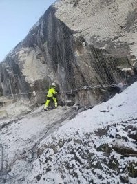Для этого инженеры проводят геологию и если порода неоднородная и с рисками обрушения, то её дополнительно укрепляют специальными спицами, сеткой или бетонным покрытием. Никто не подпишется открывать дорогу, если она небезопасная.