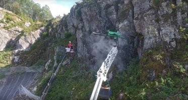 Для этого инженеры проводят геологию и если порода неоднородная и с рисками обрушения, то её дополнительно укрепляют специальными спицами, сеткой или бетонным покрытием. Никто не подпишется открывать дорогу, если она небезопасная.