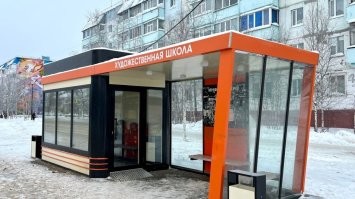 У нас в городе установлены такие остановки. Справа, помещение с воздушным обогревом. За несколько лет никакого вандализма или дрыхнущих бомжей.
