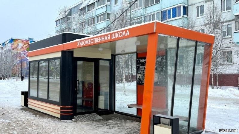 У нас в городе установлены такие остановки. Справа, помещение с воздушным обогревом. За несколько лет никакого вандализма или дрыхнущих бомжей.