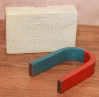 В мою советскую молодость в магазине "Пионер" продавали такие магниты для детского творчества. 15 копеек (вроде) стоил.
Вот уж не думал, что это станет "артобъект"