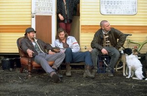 Маленько объясню. У них там понятие "цыгане", это не национальность. Кто не видел фильм "Спи*здили", советую к просмотру. 
Больше подошло бы "бродяги".