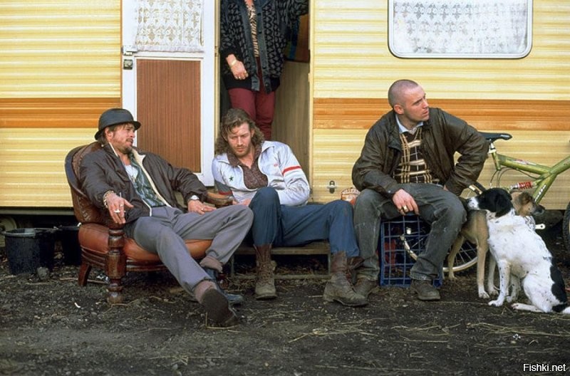 Маленько объясню. У них там понятие "цыгане", это не национальность. Кто не видел фильм "Спи*здили", советую к просмотру. 
Больше подошло бы "бродяги".