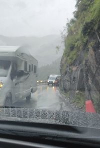 Я на днях была в Австрии, большая часть это Альпы, мы ездили не по автобанам, а по горным дорогам на самой обычной машине, люди спокойно ездят и в домах на колесах.