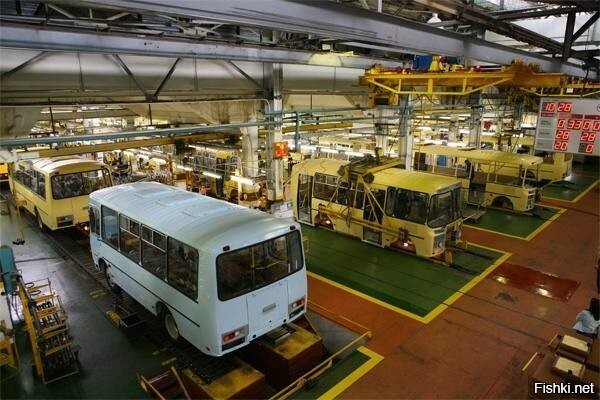 "С 21 июля по 3 августа работникам "Павловского автобусного завода" предоставлен плановый полностью оплачиваемый корпоративный отпуск. Это традиционный ежегодный отпуск, который проводится на автомобильных заводах в летний период", - говорится в сообщении.
Как уточнили в пресс-службе завода, в это время в цехах проводится модернизация оборудования, сервисное обслуживание и ремонт агрегатов, а также ведется подготовка к старту производства нового автобуса "Ситимакс 8", которое запланировано на этот год.
При этом информация в Telegram-каналах о вынужденной приостановке производства является ложной, добавили на заводе.