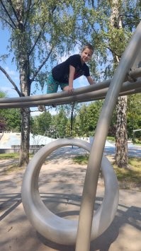 Абсолютно правы. Мне в 41 уже не понятно, а сыну в 9 обязательно надо куда-нибудь залезть. Да и вспомнить как по разноцветному кафелю прыгали выбирая один цвет или по поребрику ходили поскольку вокруг "лава". Хорошо быть ребенком, жалко что дети этого не понимают.