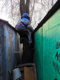 Абсолютно правы. Мне в 41 уже не понятно, а сыну в 9 обязательно надо куда-нибудь залезть. Да и вспомнить как по разноцветному кафелю прыгали выбирая один цвет или по поребрику ходили поскольку вокруг "лава". Хорошо быть ребенком, жалко что дети этого не понимают.