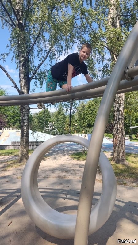 Абсолютно правы. Мне в 41 уже не понятно, а сыну в 9 обязательно надо куда-нибудь залезть. Да и вспомнить как по разноцветному кафелю прыгали выбирая один цвет или по поребрику ходили поскольку вокруг "лава". Хорошо быть ребенком, жалко что дети этого не понимают.