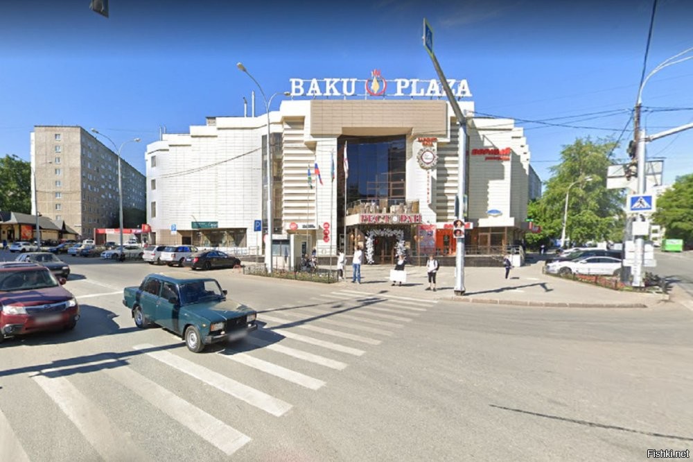 И Плазу эту, которая Баку, снести к чертям.