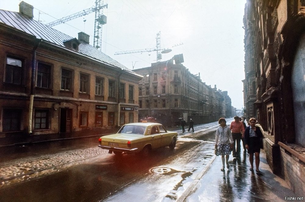 24-ка, заниженная уже тогда, в СССР?
Вот же ж нормальная "Волга"...