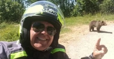 Потом будет примерно как в этой новости: 

В Румынии медведь сожрал итальянского туриста-байкера   перед этим мужик сделал селфи со своим убийцей.

По данным властей, байкер хотел покормить медведя, но сам стал его пищей   зверь напал и утащил его в овраг. На телефоне нашли несколько фото, где косолапый подходит всё ближе к камере.

Прочитался, но где?