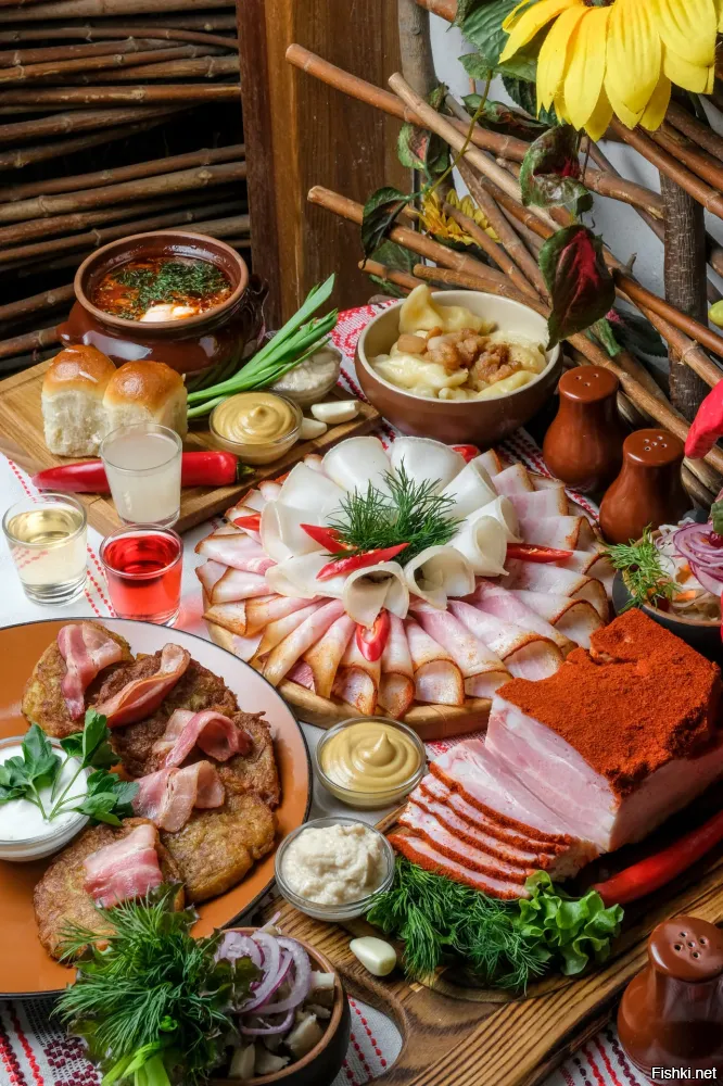 В НН есть Корчма "Веселая Кума". Ресторан украинской кухни. Там на входе сразу бесплатно тебе подносят напёрсток горилки , хреновухи, медовухи (на выбор)
А я в завязке. Мне нельзя.
Завтра пойду - поскандалю. Потребую уволить официанта.