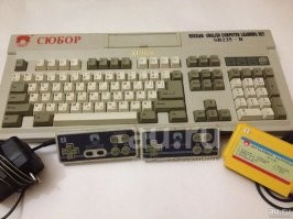 Когда Денди сломалась (отдали родственники, уже была тёртая сильно) родители на НГ мне подарили вот это чудо. Та же Денди, но с выходом на принтер и программой для набора текста))) Ну и пара обучающих программ для печати. Даже какой-то урезанный Бейсик был на картридже. Лютая лють))