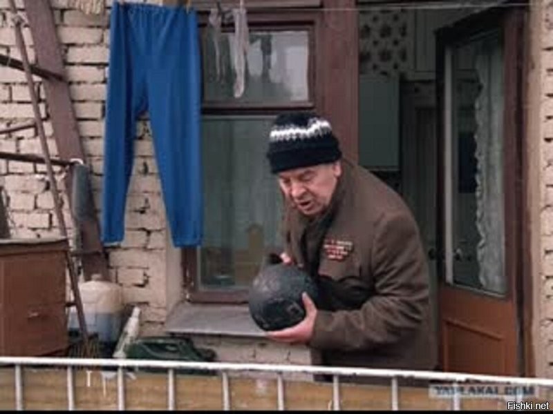 В Петербурге мужчина пугает соседей гирей, которую оставляет на краю балкона 12 этажа