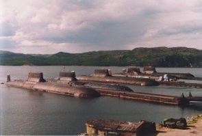 Шесть. Лодок проекта 941 было шесть.
"Всего планировалось построить 12 лодок проекта 941 «Акула», затем серию сократили до 10 лодок. Однако было заложено, спущено на воду и введено в строй всего 6 таких лодок, с 1981 по 1989 год." - WIKI
На снимке пять, одна в море на БД.