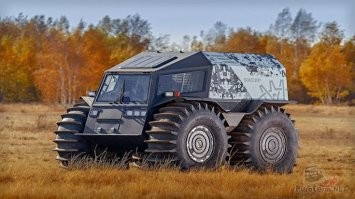 Ну, понятно,  делал машину в основном дизайнер. Главное чтоб модняво смотрелась.. а остальное, ну да бог с ним.  Гусеницы из резины - порвутся о первый острый камень или точащую корягу (да, даже в тундре такое встречается и довольно часто), гибридная установка - зачем?  Какой в ней смысл? Просто  хотели усложнить конструкцию и добавить массы? Хватило бы простого дизельного мотора, и дешевле и КПД выше.
Вангую что если дело и дойдёт до продаж, то ценник будет отмороженный, и серия будет, как у Маруси - пару экземпляров, которые втюхают очередным богатеньким лохам, чтоб те почувствовали себя "настоящими мужчинами" и могли с местным егерем ездить охотиться на краснокнижных животных.
Опять таки, какой запрос у населения на такие машины? Это ведь не каждому то и надо, а если серия будет (ЕСЛИ) - мелкой, то и ценник будет конский.  Вон, на мой дилетантский взгляд, болотоход ШЕРП, в целом в правильном направлении разрабатывался (ну, срисовали с западного аналога), и то - не взлетело, ибо цена.
И скажу очевидное - вездеходы под силу разрабатывать только большим и прибыльным предприятиям, которые уже наладили выпуск обычных авто, отработали основные моменты, имеют производственную базу и культуру производства, и за счёт прибыли от основной линии, могут позволить себе вкинуть средства и силы в дополнительный нишевый продукт и относительно быстро и качественно выдать на гора адекватное решение, нивелируя первое время его убыточность за счёт основного источника дохода.
А когда какие-то ноунеймы, без ничего и звать которых никак - выскакивают и кричат, мы сейчас вам как соберём мега джЫп, ультра-нано суперкар,  вездеход для Ада, и (голосом Якубовича - Ээээлектромообиль!!),  то ничего путного не выходит, ибо не так  это делается.. что вы с нуля, в гараже собрали сразу идеальную тачку, её купили, вам дали кучу бабла и вы резко построили завод и начали выпускать машины тысячами.. такое только в кино бывает.
Так что, мой прогноз - не взлетит. Во первых уже сразу видны, мягко говоря спорные решения, во вторых - не озвучена цена, а значит дело кране плохо и либо её никто не считал, и до выпуска - ещё лет десять, либо она такая, что решили не смешить интернет.