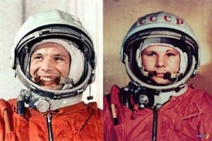 На шлеме изначально не было надписи СССР,  её добавили позже, на тот случай, если наш космонавт приземлиться где-нибудь в другой стране, и всё сразу чётко поняли - чей это человек. (Ну и ради пиара само собой)  Так что правдивы 2 фотографии одного и того же Гагарина, как с надпись СССР на шлеме, так и без надписи.

"Вот и решили в ЦУП не испытывать судьбу, а разместить опознавательный знак Гагарину на самом видном месте – на верхней части шлема. Надпись «СССР» красной эмалью нанёс тогда лично начальник отдела жизнеобеспечения Виктор Давидянц.

Именно по этой причине на фотографиях и кадрах хроники, снятых до 12 апреля 1961 года (а таких сохранилось много), буквы «СССР» увидеть невозможно. Их там просто никогда не было. Без всякого фотошопа."

Так что, абсолютно не всегда и не везде, когда изображают Гагарина в шлеме без надписи СССР - это делают специально из-за русофобии и декоммунизации. Иногда, просто берут более старую фотку.