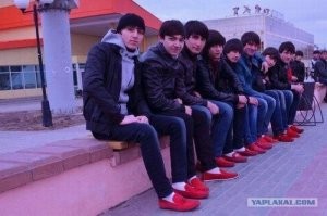 На улице чаще в красном! Но тоже еще те олуши!