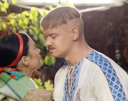 Самая, что ни на есть обычная стрижка под горшок".
В карпатских сёлах в 70 - 80-е чуть не 100% стригли так.
Чубов не было.