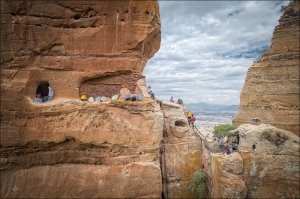 Пишут что высота церкви над уровнем моря - 2580 метров.
Церковь, конечно же, не на 250 метрах от подножия скалы, но всё равно очень высоко.
За 15 веков (церковь по оценкам вырублена в 6 веке) могли б и лестницу сделать!