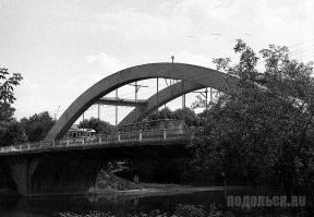 В подмосковном Подольске в 70-80-е годы была такая же история. И не однократно. Потом мост снесли и построили новый, без этих заманчивых ферм... Сразу стало скучно.
