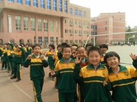Какие всё таки китайцы молодцы, почему  они и будут впереди планеты всей- они сразу поставили приоритет - в школе главное учеба, а не понты и традиционные ценности, поэтому строгая и функциональная парадная форма, а все остальное время - спортивный костюм, ибо дети днём ещё и спят на партах, спортивка это вообще самое удобное для ребенка, а ещё они ее сами стирают, ибо живут тоже в школе.