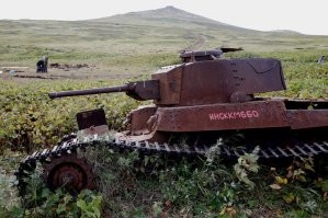 Для давно заброшенного что-то слишком свежим выглядит инвентарный номер, скорее похоже на музейный экспонат.
И что-то я не помню таких танков в Советской армии, не похож ни на какую модификацию Т-34 или КВ.
