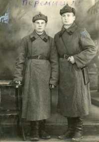 На память Кириченку Ивану от сержантов Ситченко и Иванова. Перемышль. 1940г.