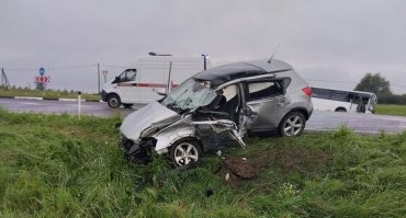 Вот более понятный ракурс. Знак "уступи дорогу" виден отчётливо.