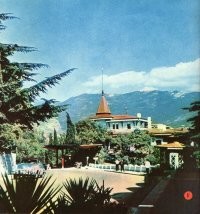 1. Крым. Скалы Адалары в Гурзуфе.
2. Крым. Ялта, набережная.
3. Крым. Ялта, Приморский парк (бассейн в виде Чёрного моря с Крымом).
4. Крым. Ялта, колоннада над Приморским парком.