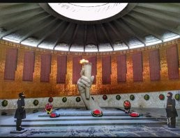 Красиво. Но вот где реально у меня перехватило дыхание, это мемориал в Волгограде( фото из сети, передать ощущение не возможно) .