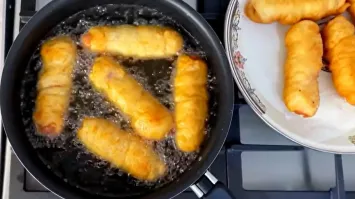 От теста зависит, и соответственно количество масла разное может быть.