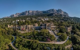 Дворец возводили с 1828 по 1848 год в качестве летней резиденции видного государственного деятеля России, генерал-губернатора Новороссийского края графа Михаила Семёновича Воронцова. Граф был англоманом, образование получил в Англии и поэтому, остановив начатое строительство по традиционному классицистическому плану, заказал проект английскому архитектору Эдварду Блору. В английском искусстве того времени набирало силу движение «готического возрождения» и стиль Нео-Тюдор, апеллирующий к Тюдор-Ренессансу в Англии XVI столетия. 
В этом стиле архитектор Блор и выполнил проект, в 1832 году отослав его в Россию. В Алупку он не приезжал и на месте строительством руководил англичанин Уильям Гунт (Уильям Хант).
 Однако, согласно идеологии и эстетике периода историзма, «стиль Тюдоров» смешался с иными источниками, которые диктовала сама местность. Поэтому в законченном облике дворца сказались веяния неомавританского стиля, обусловленного историей Крыма. Так «готические» дымовые трубы напоминают миниатюрные исламские минареты. Благодаря необычному силуэту с «мавританскими» куполами, более похожими на индийские, и башнями дворец органично вписался в окружающий горный ландшафт.
 Главный портал согласно пожеланию заказчика оформлен «в мавританском вкусе». Большая ниша, подобная михрабу мечети или среднеазиатскому пештаку, оформлена подковообразной аркой, наверху   балюстрада из полуготических-полумавританских арочек и башенки-минареты. В орнаментальной резьбе по ганчу в нише переплетаются рисунок тюдоровского цветка и мотив лотоса. Фриз украшает шестикратно повторенная арабская надпись: «И нет победителя кроме Аллаха», заимствованная из дворца в Альгамбре.
 Воронцовский дворец является группой построек, растянувшейся вдоль террасного уступа гористого участка с запада на восток. Неоготический стиль стал основой для Хозяйственного корпуса, северного фасада Шуваловского корпуса и всего Шуваловского проезда (по фамилии дочери владельца Софьи Михайловны Воронцовой, в замужестве графини Шуваловой). Неомавританский стиль более выражен в южном фасаде Главного корпуса с монументальным порталом, отчасти   в его же северном фасаде и оформлении Библиотечного корпуса. В тюдоровском стиле оформлен южный фасад Шуваловского корпуса и некоторые элементы северного фасада Главного корпуса.
 Со стороны Парадного двора открывается великолепная панорама гор, вершина Ай-Петри выглядит «вмонтированной» в своеобразную раму, границами которой служат часовая башня, восточный флигель и подпорная стена с фонтаном в центре. По мере продвижения в глубь комплекса чувствуется постепенное изменение стилей. Обогнув стену дома, из Англии можно попасть в Турцию, а из Средневековья   в Новое время. Художественный образ Воронцовского дворца в 1830-х годах в России воспринимался как чудесная сказка по ассоциации с модными тогда романами Вальтера Скотта и арабскими сказками «Тысячи и одной ночи». Он отражал идеи европейского романтизма и интерес к восточным стилям.
 Южная парадная лестница дворца связывает верхнюю часть комплекса с нижней, приморской. Летом 1848 года на лестнице были установлены шесть мраморных фигур львов-стражей, выполненных в Италии, в мастерской скульптора Винченцо Бонанни. Они расположены попарно: первые (внизу) ещё сладко спят, два (посередине) просыпаются, а два наверху грозно поднимаются. На одном из постаментов спящего льва нанесена итальянская надпись «Leoni che seguiti in Carrara da V.S. Bonanni» (Львы, созданные в Карраре В. С. Бонанни).