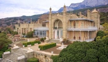Дворец возводили с 1828 по 1848 год в качестве летней резиденции видного государственного деятеля России, генерал-губернатора Новороссийского края графа Михаила Семёновича Воронцова. Граф был англоманом, образование получил в Англии и поэтому, остановив начатое строительство по традиционному классицистическому плану, заказал проект английскому архитектору Эдварду Блору. В английском искусстве того времени набирало силу движение «готического возрождения» и стиль Нео-Тюдор, апеллирующий к Тюдор-Ренессансу в Англии XVI столетия. 
В этом стиле архитектор Блор и выполнил проект, в 1832 году отослав его в Россию. В Алупку он не приезжал и на месте строительством руководил англичанин Уильям Гунт (Уильям Хант).
 Однако, согласно идеологии и эстетике периода историзма, «стиль Тюдоров» смешался с иными источниками, которые диктовала сама местность. Поэтому в законченном облике дворца сказались веяния неомавританского стиля, обусловленного историей Крыма. Так «готические» дымовые трубы напоминают миниатюрные исламские минареты. Благодаря необычному силуэту с «мавританскими» куполами, более похожими на индийские, и башнями дворец органично вписался в окружающий горный ландшафт.
 Главный портал согласно пожеланию заказчика оформлен «в мавританском вкусе». Большая ниша, подобная михрабу мечети или среднеазиатскому пештаку, оформлена подковообразной аркой, наверху   балюстрада из полуготических-полумавританских арочек и башенки-минареты. В орнаментальной резьбе по ганчу в нише переплетаются рисунок тюдоровского цветка и мотив лотоса. Фриз украшает шестикратно повторенная арабская надпись: «И нет победителя кроме Аллаха», заимствованная из дворца в Альгамбре.
 Воронцовский дворец является группой построек, растянувшейся вдоль террасного уступа гористого участка с запада на восток. Неоготический стиль стал основой для Хозяйственного корпуса, северного фасада Шуваловского корпуса и всего Шуваловского проезда (по фамилии дочери владельца Софьи Михайловны Воронцовой, в замужестве графини Шуваловой). Неомавританский стиль более выражен в южном фасаде Главного корпуса с монументальным порталом, отчасти   в его же северном фасаде и оформлении Библиотечного корпуса. В тюдоровском стиле оформлен южный фасад Шуваловского корпуса и некоторые элементы северного фасада Главного корпуса.
 Со стороны Парадного двора открывается великолепная панорама гор, вершина Ай-Петри выглядит «вмонтированной» в своеобразную раму, границами которой служат часовая башня, восточный флигель и подпорная стена с фонтаном в центре. По мере продвижения в глубь комплекса чувствуется постепенное изменение стилей. Обогнув стену дома, из Англии можно попасть в Турцию, а из Средневековья   в Новое время. Художественный образ Воронцовского дворца в 1830-х годах в России воспринимался как чудесная сказка по ассоциации с модными тогда романами Вальтера Скотта и арабскими сказками «Тысячи и одной ночи». Он отражал идеи европейского романтизма и интерес к восточным стилям.
 Южная парадная лестница дворца связывает верхнюю часть комплекса с нижней, приморской. Летом 1848 года на лестнице были установлены шесть мраморных фигур львов-стражей, выполненных в Италии, в мастерской скульптора Винченцо Бонанни. Они расположены попарно: первые (внизу) ещё сладко спят, два (посередине) просыпаются, а два наверху грозно поднимаются. На одном из постаментов спящего льва нанесена итальянская надпись «Leoni che seguiti in Carrara da V.S. Bonanni» (Львы, созданные в Карраре В. С. Бонанни).