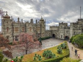 Дворец возводили с 1828 по 1848 год в качестве летней резиденции видного государственного деятеля России, генерал-губернатора Новороссийского края графа Михаила Семёновича Воронцова. Граф был англоманом, образование получил в Англии и поэтому, остановив начатое строительство по традиционному классицистическому плану, заказал проект английскому архитектору Эдварду Блору. В английском искусстве того времени набирало силу движение «готического возрождения» и стиль Нео-Тюдор, апеллирующий к Тюдор-Ренессансу в Англии XVI столетия. 
В этом стиле архитектор Блор и выполнил проект, в 1832 году отослав его в Россию. В Алупку он не приезжал и на месте строительством руководил англичанин Уильям Гунт (Уильям Хант).
 Однако, согласно идеологии и эстетике периода историзма, «стиль Тюдоров» смешался с иными источниками, которые диктовала сама местность. Поэтому в законченном облике дворца сказались веяния неомавританского стиля, обусловленного историей Крыма. Так «готические» дымовые трубы напоминают миниатюрные исламские минареты. Благодаря необычному силуэту с «мавританскими» куполами, более похожими на индийские, и башнями дворец органично вписался в окружающий горный ландшафт.
 Главный портал согласно пожеланию заказчика оформлен «в мавританском вкусе». Большая ниша, подобная михрабу мечети или среднеазиатскому пештаку, оформлена подковообразной аркой, наверху   балюстрада из полуготических-полумавританских арочек и башенки-минареты. В орнаментальной резьбе по ганчу в нише переплетаются рисунок тюдоровского цветка и мотив лотоса. Фриз украшает шестикратно повторенная арабская надпись: «И нет победителя кроме Аллаха», заимствованная из дворца в Альгамбре.
 Воронцовский дворец является группой построек, растянувшейся вдоль террасного уступа гористого участка с запада на восток. Неоготический стиль стал основой для Хозяйственного корпуса, северного фасада Шуваловского корпуса и всего Шуваловского проезда (по фамилии дочери владельца Софьи Михайловны Воронцовой, в замужестве графини Шуваловой). Неомавританский стиль более выражен в южном фасаде Главного корпуса с монументальным порталом, отчасти   в его же северном фасаде и оформлении Библиотечного корпуса. В тюдоровском стиле оформлен южный фасад Шуваловского корпуса и некоторые элементы северного фасада Главного корпуса.
 Со стороны Парадного двора открывается великолепная панорама гор, вершина Ай-Петри выглядит «вмонтированной» в своеобразную раму, границами которой служат часовая башня, восточный флигель и подпорная стена с фонтаном в центре. По мере продвижения в глубь комплекса чувствуется постепенное изменение стилей. Обогнув стену дома, из Англии можно попасть в Турцию, а из Средневековья   в Новое время. Художественный образ Воронцовского дворца в 1830-х годах в России воспринимался как чудесная сказка по ассоциации с модными тогда романами Вальтера Скотта и арабскими сказками «Тысячи и одной ночи». Он отражал идеи европейского романтизма и интерес к восточным стилям.
 Южная парадная лестница дворца связывает верхнюю часть комплекса с нижней, приморской. Летом 1848 года на лестнице были установлены шесть мраморных фигур львов-стражей, выполненных в Италии, в мастерской скульптора Винченцо Бонанни. Они расположены попарно: первые (внизу) ещё сладко спят, два (посередине) просыпаются, а два наверху грозно поднимаются. На одном из постаментов спящего льва нанесена итальянская надпись «Leoni che seguiti in Carrara da V.S. Bonanni» (Львы, созданные в Карраре В. С. Бонанни).