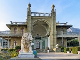 Дворец возводили с 1828 по 1848 год в качестве летней резиденции видного государственного деятеля России, генерал-губернатора Новороссийского края графа Михаила Семёновича Воронцова. Граф был англоманом, образование получил в Англии и поэтому, остановив начатое строительство по традиционному классицистическому плану, заказал проект английскому архитектору Эдварду Блору. В английском искусстве того времени набирало силу движение «готического возрождения» и стиль Нео-Тюдор, апеллирующий к Тюдор-Ренессансу в Англии XVI столетия. 
В этом стиле архитектор Блор и выполнил проект, в 1832 году отослав его в Россию. В Алупку он не приезжал и на месте строительством руководил англичанин Уильям Гунт (Уильям Хант).
 Однако, согласно идеологии и эстетике периода историзма, «стиль Тюдоров» смешался с иными источниками, которые диктовала сама местность. Поэтому в законченном облике дворца сказались веяния неомавританского стиля, обусловленного историей Крыма. Так «готические» дымовые трубы напоминают миниатюрные исламские минареты. Благодаря необычному силуэту с «мавританскими» куполами, более похожими на индийские, и башнями дворец органично вписался в окружающий горный ландшафт.
 Главный портал согласно пожеланию заказчика оформлен «в мавританском вкусе». Большая ниша, подобная михрабу мечети или среднеазиатскому пештаку, оформлена подковообразной аркой, наверху   балюстрада из полуготических-полумавританских арочек и башенки-минареты. В орнаментальной резьбе по ганчу в нише переплетаются рисунок тюдоровского цветка и мотив лотоса. Фриз украшает шестикратно повторенная арабская надпись: «И нет победителя кроме Аллаха», заимствованная из дворца в Альгамбре.
 Воронцовский дворец является группой построек, растянувшейся вдоль террасного уступа гористого участка с запада на восток. Неоготический стиль стал основой для Хозяйственного корпуса, северного фасада Шуваловского корпуса и всего Шуваловского проезда (по фамилии дочери владельца Софьи Михайловны Воронцовой, в замужестве графини Шуваловой). Неомавританский стиль более выражен в южном фасаде Главного корпуса с монументальным порталом, отчасти   в его же северном фасаде и оформлении Библиотечного корпуса. В тюдоровском стиле оформлен южный фасад Шуваловского корпуса и некоторые элементы северного фасада Главного корпуса.
 Со стороны Парадного двора открывается великолепная панорама гор, вершина Ай-Петри выглядит «вмонтированной» в своеобразную раму, границами которой служат часовая башня, восточный флигель и подпорная стена с фонтаном в центре. По мере продвижения в глубь комплекса чувствуется постепенное изменение стилей. Обогнув стену дома, из Англии можно попасть в Турцию, а из Средневековья   в Новое время. Художественный образ Воронцовского дворца в 1830-х годах в России воспринимался как чудесная сказка по ассоциации с модными тогда романами Вальтера Скотта и арабскими сказками «Тысячи и одной ночи». Он отражал идеи европейского романтизма и интерес к восточным стилям.
 Южная парадная лестница дворца связывает верхнюю часть комплекса с нижней, приморской. Летом 1848 года на лестнице были установлены шесть мраморных фигур львов-стражей, выполненных в Италии, в мастерской скульптора Винченцо Бонанни. Они расположены попарно: первые (внизу) ещё сладко спят, два (посередине) просыпаются, а два наверху грозно поднимаются. На одном из постаментов спящего льва нанесена итальянская надпись «Leoni che seguiti in Carrara da V.S. Bonanni» (Львы, созданные в Карраре В. С. Бонанни).