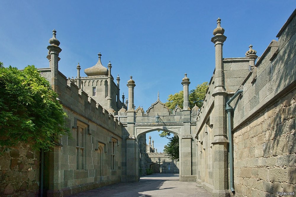 Дворец возводили с 1828 по 1848 год в качестве летней резиденции видного государственного деятеля России, генерал-губернатора Новороссийского края графа Михаила Семёновича Воронцова. Граф был англоманом, образование получил в Англии и поэтому, остановив начатое строительство по традиционному классицистическому плану, заказал проект английскому архитектору Эдварду Блору. В английском искусстве того времени набирало силу движение «готического возрождения» и стиль Нео-Тюдор, апеллирующий к Тюдор-Ренессансу в Англии XVI столетия. 
В этом стиле архитектор Блор и выполнил проект, в 1832 году отослав его в Россию. В Алупку он не приезжал и на месте строительством руководил англичанин Уильям Гунт (Уильям Хант).
 Однако, согласно идеологии и эстетике периода историзма, «стиль Тюдоров» смешался с иными источниками, которые диктовала сама местность. Поэтому в законченном облике дворца сказались веяния неомавританского стиля, обусловленного историей Крыма. Так «готические» дымовые трубы напоминают миниатюрные исламские минареты. Благодаря необычному силуэту с «мавританскими» куполами, более похожими на индийские, и башнями дворец органично вписался в окружающий горный ландшафт.
 Главный портал согласно пожеланию заказчика оформлен «в мавританском вкусе». Большая ниша, подобная михрабу мечети или среднеазиатскому пештаку, оформлена подковообразной аркой, наверху   балюстрада из полуготических-полумавританских арочек и башенки-минареты. В орнаментальной резьбе по ганчу в нише переплетаются рисунок тюдоровского цветка и мотив лотоса. Фриз украшает шестикратно повторенная арабская надпись: «И нет победителя кроме Аллаха», заимствованная из дворца в Альгамбре.
 Воронцовский дворец является группой построек, растянувшейся вдоль террасного уступа гористого участка с запада на восток. Неоготический стиль стал основой для Хозяйственного корпуса, северного фасада Шуваловского корпуса и всего Шуваловского проезда (по фамилии дочери владельца Софьи Михайловны Воронцовой, в замужестве графини Шуваловой). Неомавританский стиль более выражен в южном фасаде Главного корпуса с монументальным порталом, отчасти   в его же северном фасаде и оформлении Библиотечного корпуса. В тюдоровском стиле оформлен южный фасад Шуваловского корпуса и некоторые элементы северного фасада Главного корпуса.
 Со стороны Парадного двора открывается великолепная панорама гор, вершина Ай-Петри выглядит «вмонтированной» в своеобразную раму, границами которой служат часовая башня, восточный флигель и подпорная стена с фонтаном в центре. По мере продвижения в глубь комплекса чувствуется постепенное изменение стилей. Обогнув стену дома, из Англии можно попасть в Турцию, а из Средневековья   в Новое время. Художественный образ Воронцовского дворца в 1830-х годах в России воспринимался как чудесная сказка по ассоциации с модными тогда романами Вальтера Скотта и арабскими сказками «Тысячи и одной ночи». Он отражал идеи европейского романтизма и интерес к восточным стилям.
 Южная парадная лестница дворца связывает верхнюю часть комплекса с нижней, приморской. Летом 1848 года на лестнице были установлены шесть мраморных фигур львов-стражей, выполненных в Италии, в мастерской скульптора Винченцо Бонанни. Они расположены попарно: первые (внизу) ещё сладко спят, два (посередине) просыпаются, а два наверху грозно поднимаются. На одном из постаментов спящего льва нанесена итальянская надпись «Leoni che seguiti in Carrara da V.S. Bonanni» (Львы, созданные в Карраре В. С. Бонанни).