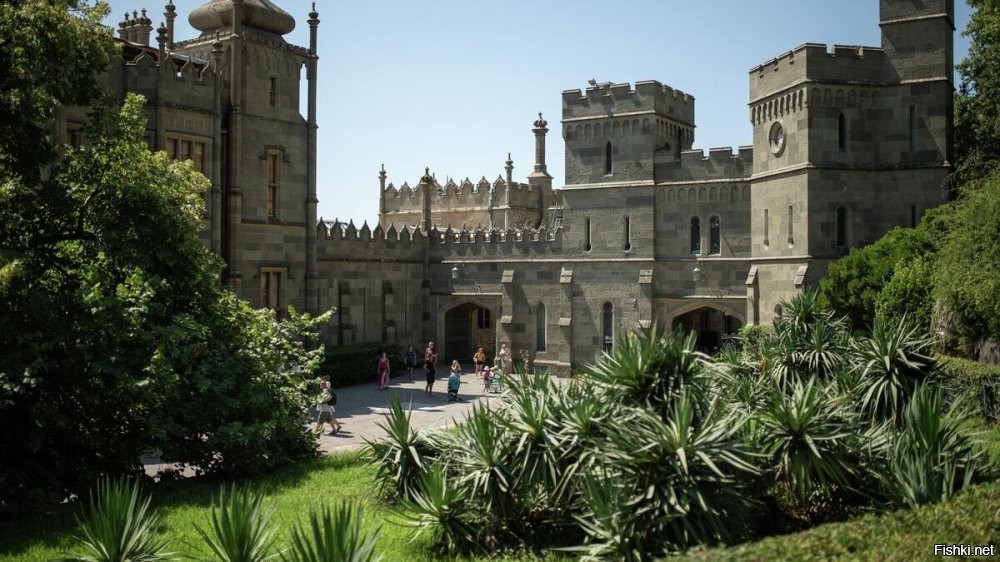 Дворец возводили с 1828 по 1848 год в качестве летней резиденции видного государственного деятеля России, генерал-губернатора Новороссийского края графа Михаила Семёновича Воронцова. Граф был англоманом, образование получил в Англии и поэтому, остановив начатое строительство по традиционному классицистическому плану, заказал проект английскому архитектору Эдварду Блору. В английском искусстве того времени набирало силу движение «готического возрождения» и стиль Нео-Тюдор, апеллирующий к Тюдор-Ренессансу в Англии XVI столетия. 
В этом стиле архитектор Блор и выполнил проект, в 1832 году отослав его в Россию. В Алупку он не приезжал и на месте строительством руководил англичанин Уильям Гунт (Уильям Хант).
 Однако, согласно идеологии и эстетике периода историзма, «стиль Тюдоров» смешался с иными источниками, которые диктовала сама местность. Поэтому в законченном облике дворца сказались веяния неомавританского стиля, обусловленного историей Крыма. Так «готические» дымовые трубы напоминают миниатюрные исламские минареты. Благодаря необычному силуэту с «мавританскими» куполами, более похожими на индийские, и башнями дворец органично вписался в окружающий горный ландшафт.
 Главный портал согласно пожеланию заказчика оформлен «в мавританском вкусе». Большая ниша, подобная михрабу мечети или среднеазиатскому пештаку, оформлена подковообразной аркой, наверху   балюстрада из полуготических-полумавританских арочек и башенки-минареты. В орнаментальной резьбе по ганчу в нише переплетаются рисунок тюдоровского цветка и мотив лотоса. Фриз украшает шестикратно повторенная арабская надпись: «И нет победителя кроме Аллаха», заимствованная из дворца в Альгамбре.
 Воронцовский дворец является группой построек, растянувшейся вдоль террасного уступа гористого участка с запада на восток. Неоготический стиль стал основой для Хозяйственного корпуса, северного фасада Шуваловского корпуса и всего Шуваловского проезда (по фамилии дочери владельца Софьи Михайловны Воронцовой, в замужестве графини Шуваловой). Неомавританский стиль более выражен в южном фасаде Главного корпуса с монументальным порталом, отчасти   в его же северном фасаде и оформлении Библиотечного корпуса. В тюдоровском стиле оформлен южный фасад Шуваловского корпуса и некоторые элементы северного фасада Главного корпуса.
 Со стороны Парадного двора открывается великолепная панорама гор, вершина Ай-Петри выглядит «вмонтированной» в своеобразную раму, границами которой служат часовая башня, восточный флигель и подпорная стена с фонтаном в центре. По мере продвижения в глубь комплекса чувствуется постепенное изменение стилей. Обогнув стену дома, из Англии можно попасть в Турцию, а из Средневековья   в Новое время. Художественный образ Воронцовского дворца в 1830-х годах в России воспринимался как чудесная сказка по ассоциации с модными тогда романами Вальтера Скотта и арабскими сказками «Тысячи и одной ночи». Он отражал идеи европейского романтизма и интерес к восточным стилям.
 Южная парадная лестница дворца связывает верхнюю часть комплекса с нижней, приморской. Летом 1848 года на лестнице были установлены шесть мраморных фигур львов-стражей, выполненных в Италии, в мастерской скульптора Винченцо Бонанни. Они расположены попарно: первые (внизу) ещё сладко спят, два (посередине) просыпаются, а два наверху грозно поднимаются. На одном из постаментов спящего льва нанесена итальянская надпись «Leoni che seguiti in Carrara da V.S. Bonanni» (Львы, созданные в Карраре В. С. Бонанни).