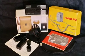 Он же Гоша, он же "Вега". Был такой и есть, конечно, в коллекции. Пленку было трудно в провинции найти. Точнее, невозможно. Приходилось самодельным ножом из двух дощечек с бритвенными лезвиями резать из 35 мм плёнки. Зато прикольно - шпионский фотик! В старом учебнике вырезаешь нишу, в корешке окошечко и фотографируешь прямо на уроке.:)