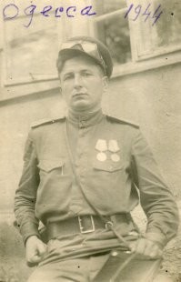 Офицер РККА в мотоциклетных очках. Одесса. 1944г.